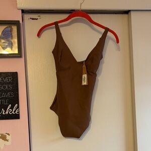 SKIMS body unlined plunge thong bodysuit Color Jasper